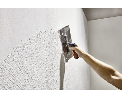 Aanbrengen van pleister met een pleisterspaan op een muur