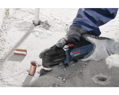 Bosch StarlockPlus multifunctioneel gereedschap in gebruik voor het snijden van buizen
