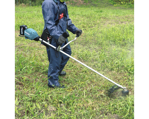 Persoon bedient een accugrasmaaier in de tuin.