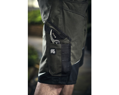 Detailopname van werkshort met snoeischaar in de zak