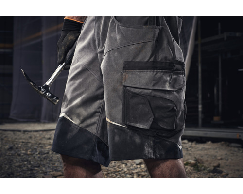 Werkshort met hamerlus en zakken