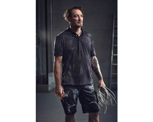 Ambachtsman houdt tang en kabels vast