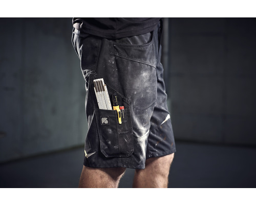 Werkshort met duimstok, pen en schroevendraaier in de zak