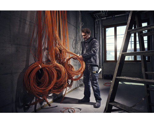 Elektricien met kabels in een casco