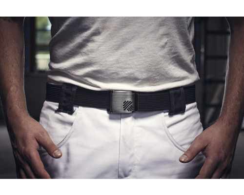 Persoon met zwarte riem met metalen gesp