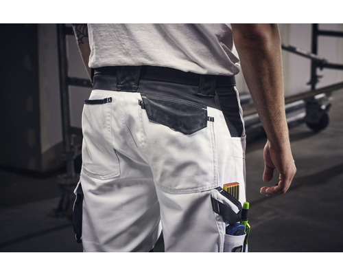 Close-up van een werkbroek met zakken en gereedschap