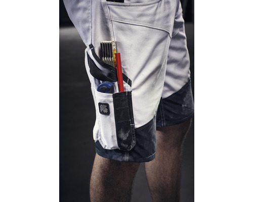 Close-up van werkshorts met gereedschap in de zak