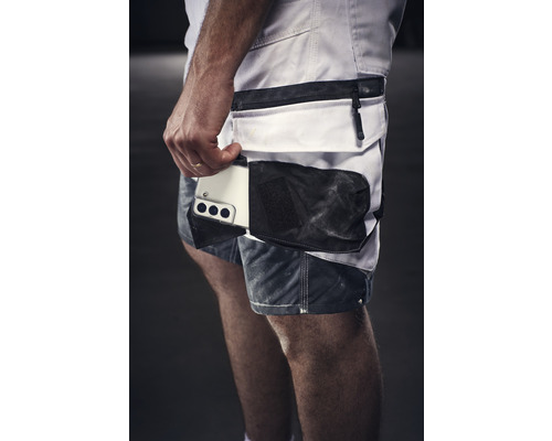 Close-up van werkshorts met telefoonzak en smartphone