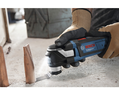 Bosch Professional multifunctioneel gereedschap in gebruik voor het snijden van buizen
