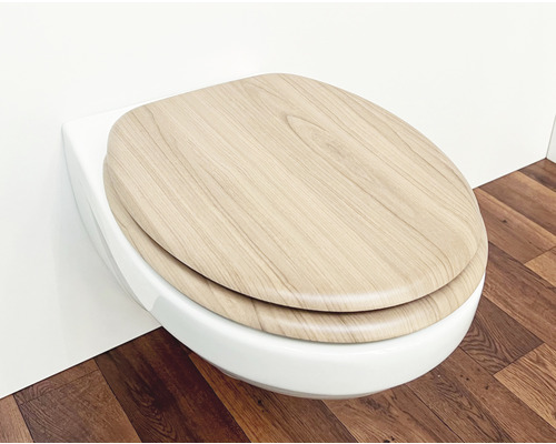 Toiletbril met houtlook op een wit wandtoilet