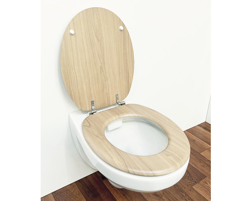 Witte hang-closet met open houten toiletzitting