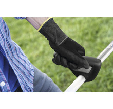 Persoon met tuinhandschoenen houdt een apparaat vast