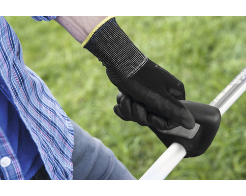 Persoon met tuinhandschoenen houdt een apparaat vast