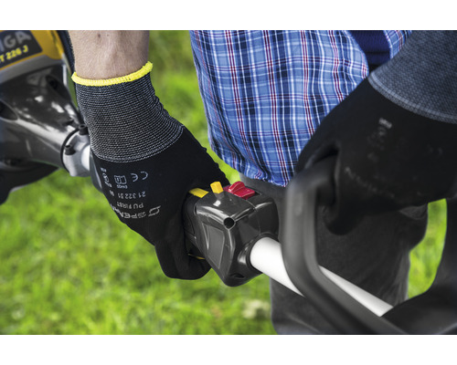 Persoon bedient een grastrimmer met werkhandschoenen