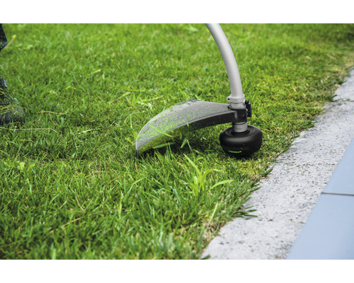 Grasmaaier in gebruik voor het knippen van graskanten