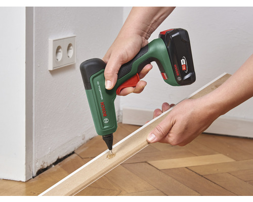 Accu lijmpen brengt lijm aan op een houten lat