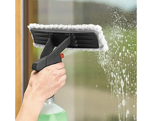 Raamreiniger met sproeifunctie in gebruik