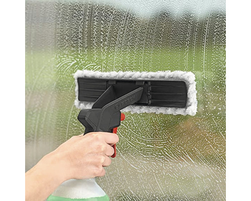 Raamreiniging met spuitfles en raamwisser