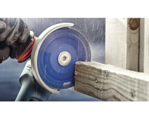 Een haakse slijper snijdt hout