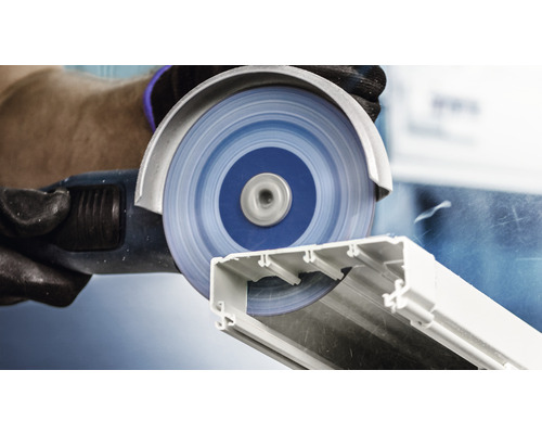 Werknemer snijdt kunststof profiel met een doorslijpschijf