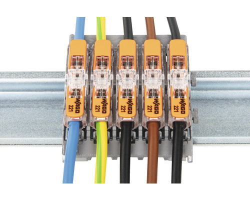 Vijf Wago 221 klemmen met verschillende gekleurde kabels op een DIN-rail