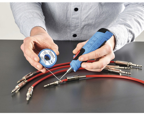 Persoon soldeert kabels met soldeerbout en soldeertin