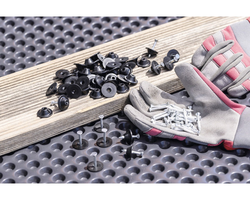 Afstandhouders voor terrasplanken met schroeven en werkhandschoenen