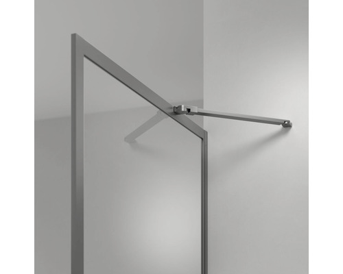 Detailopname van een douchewand met stabilisatiearm voor wandmontage