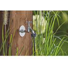 Tuinkraan met waterkraan en slangaansluiting op een houten wand