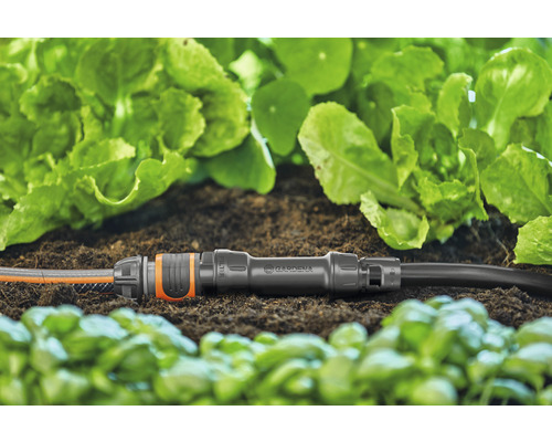 Gardena verbindingsstuk met twee tuinslangen in de tuin