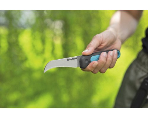 Hand houdt Gardena entmes vast