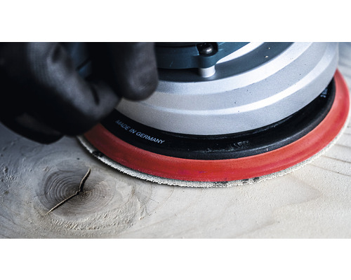 Detailopname van een excentrische schuurmachine die hout bewerkt