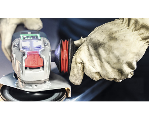 Eénhandige haakse slijper met X-Lock-systeem en handschoenen in gebruik.