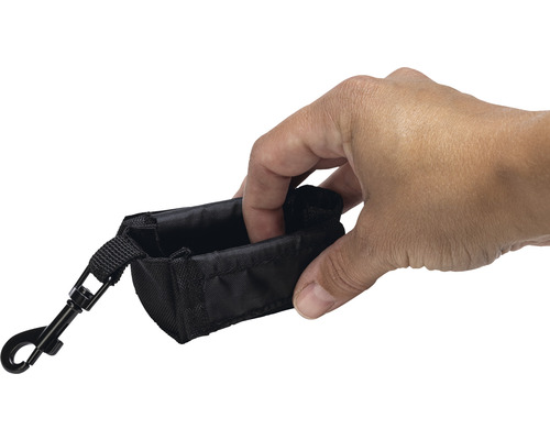 Zwarte poepzakjeshouder met karabijnhaak wordt vastgehouden door een hand