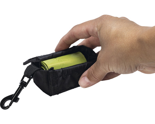 Hand houdt een zwarte poepzakjeshouder vast met karabijnhaak en een rol hondenpoepzakjes.