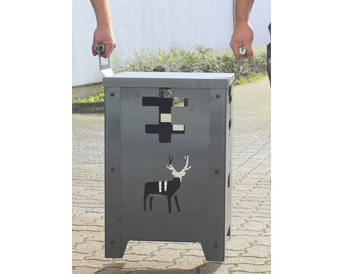 Metalen afvalbak met hertenmotief wordt door twee personen gedragen