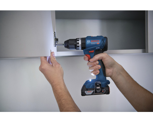 Accuboormachine bij het bevestigen van een scharnier aan een kastdeur