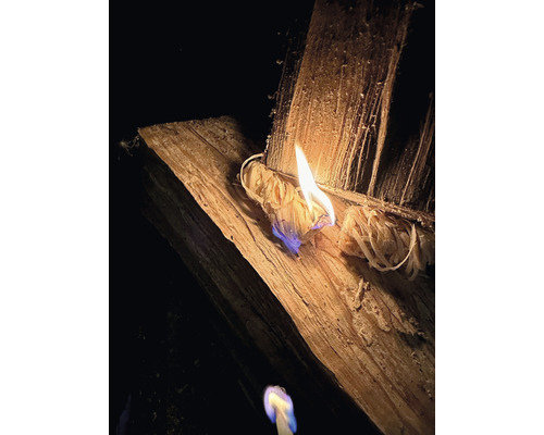 Brandhout met vlam als aanmaakhulp