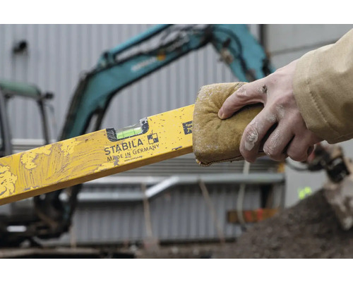"Iemand maakt een waterpas schoon met een spons