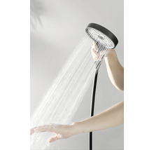 Handdouche met stromend water in de hand gehouden