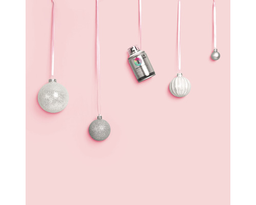 Decoratieve scène met zilveren kerstballen en een verfspuitbus