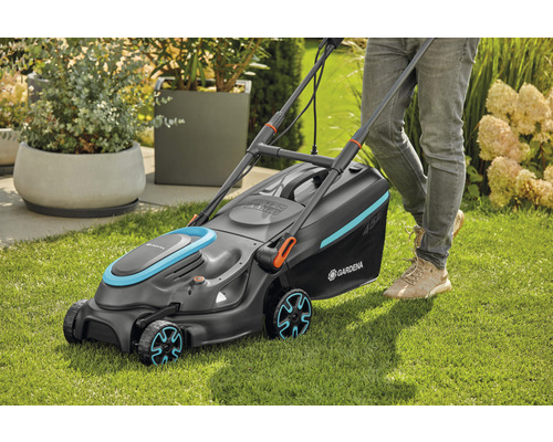 Gardena accugrasmaaier in gebruik op een gazon