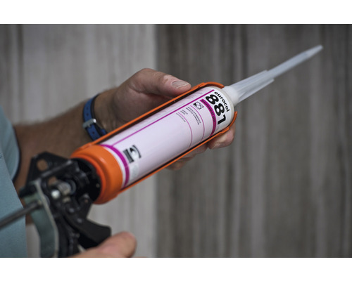 Kokerpistool met Eurocol 881 lijmkoker in de hand