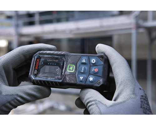 Een persoon houdt een Bosch Professional laser afstandsmeter in de hand