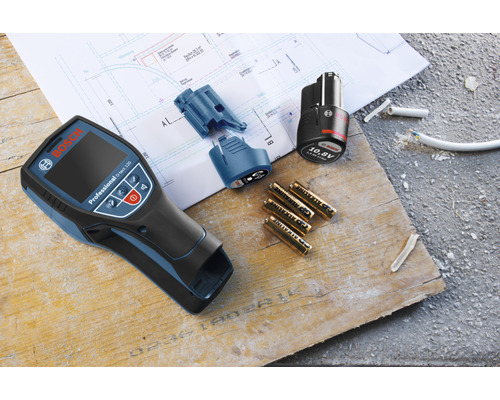 Bosch D-tect 120 detectieapparaat met batterijen, accu en accessoires op een houten oppervlak