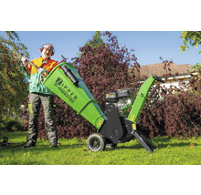 Man met Zipper Logo hakselaar ZI-HAEK4100 in de tuin