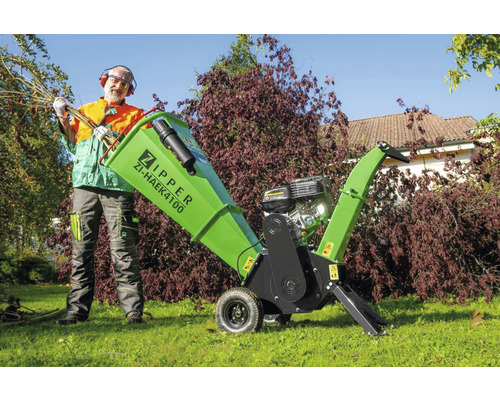 Man met Zipper Logo hakselaar ZI-HAEK4100 in de tuin