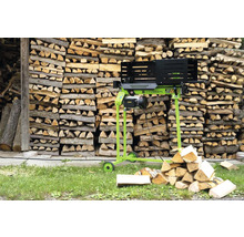 Houtklover voor een stapel hout