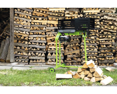 Houtklover voor een stapel hout