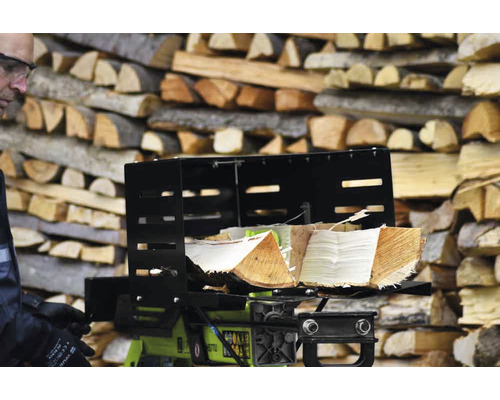 Houtklover met houtblokken voor een stapel hout